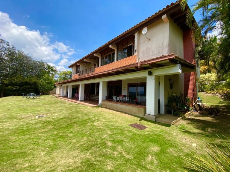 Casa en venta de 4 hab. y 650 m² en La Lagunita, Caracas
