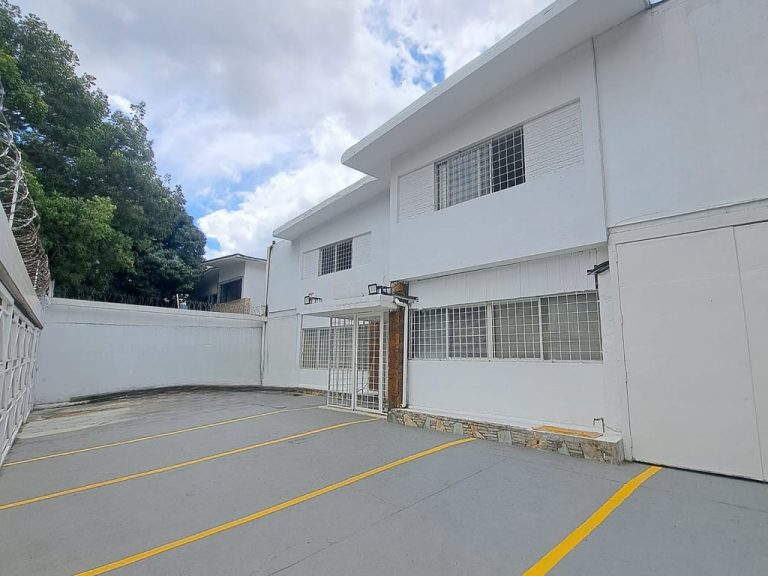 Local comercial en alquiler de 897 m² en Caracas, Caracas