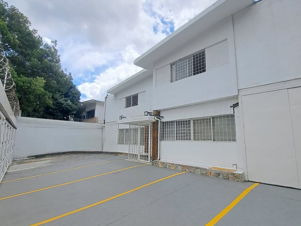 Local comercial en alquiler de 897 m² en Caracas, Caracas