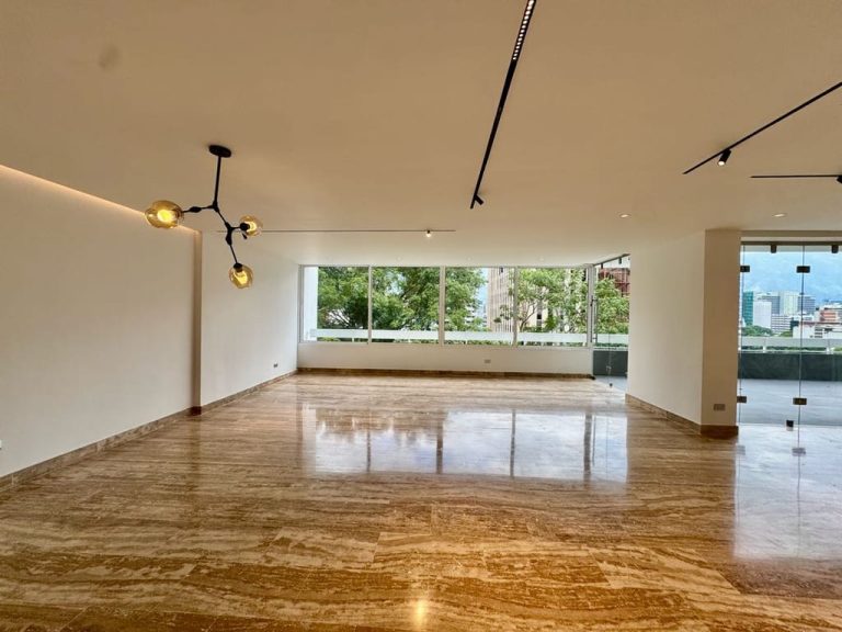 Apartamento en alquiler de 4 hab. y 300 m² en Las Mercedes, Caracas