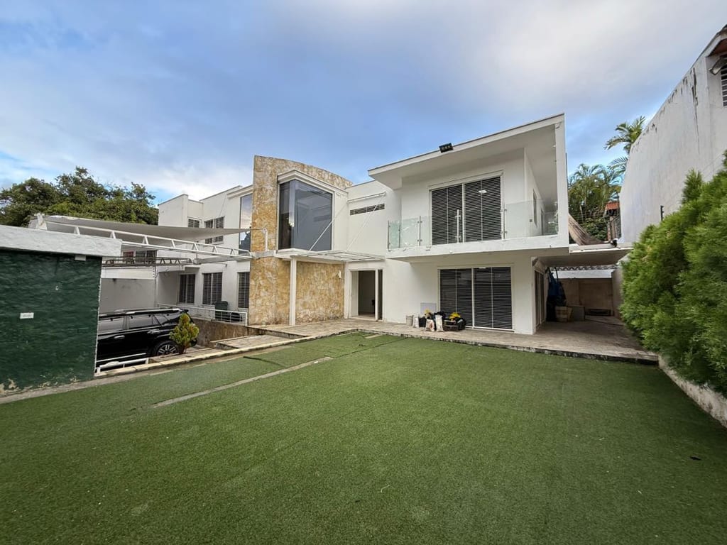 Casa en venta de 5 hab. y 483 m² en El Cafetal, Caracas