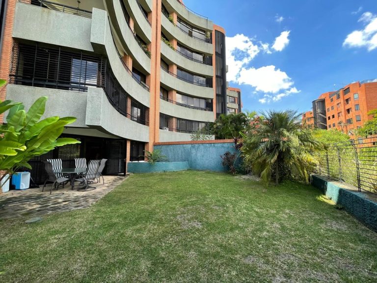 Apartamento en venta de 4 hab. y 400 m² en Colinas de Valle Arriba, Caracas