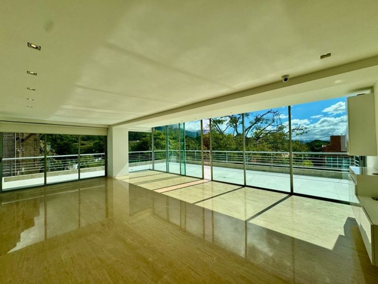 Apartamento en alquiler de 4 hab. y 162 m² en Country Club, Caracas