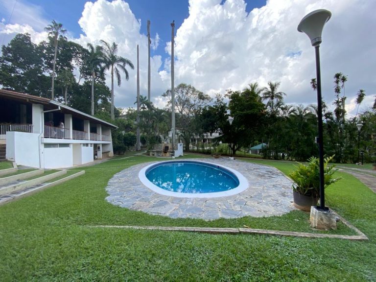 Casa en venta de 6 hab. y 1.000 m² en Valle Arriba, Caracas