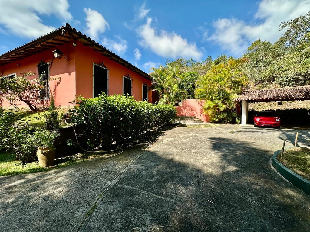 Casa en venta de 6 hab. y 524 m² en Oripoto, Caracas
