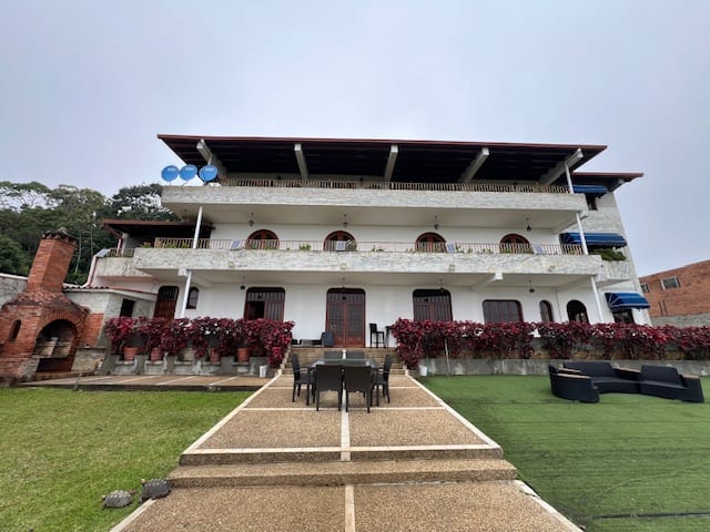 Casa en venta de 8 hab. y 970 m² en La Lagunita, Caracas