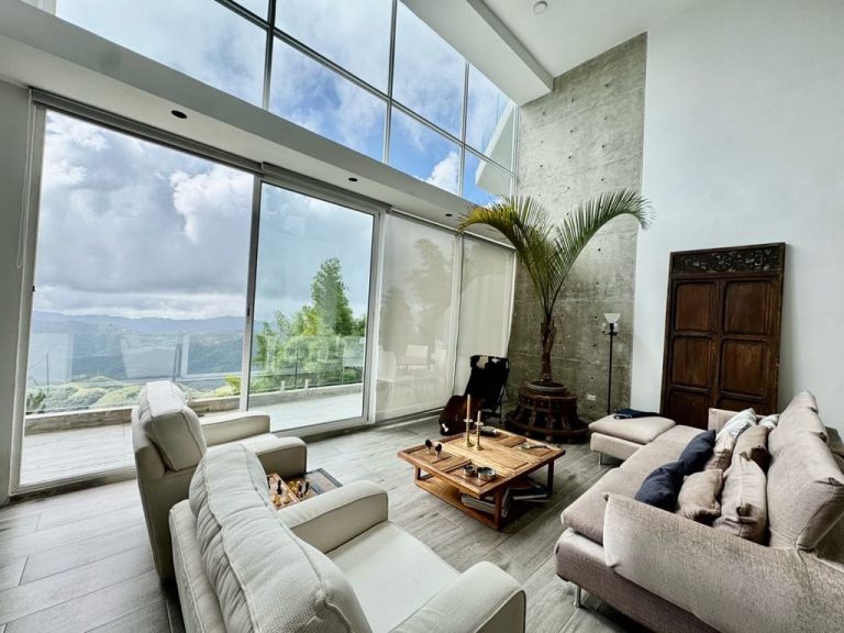 Apartamento con 3 habitaciones y 5 baños en Los Guayabitos, Caracas