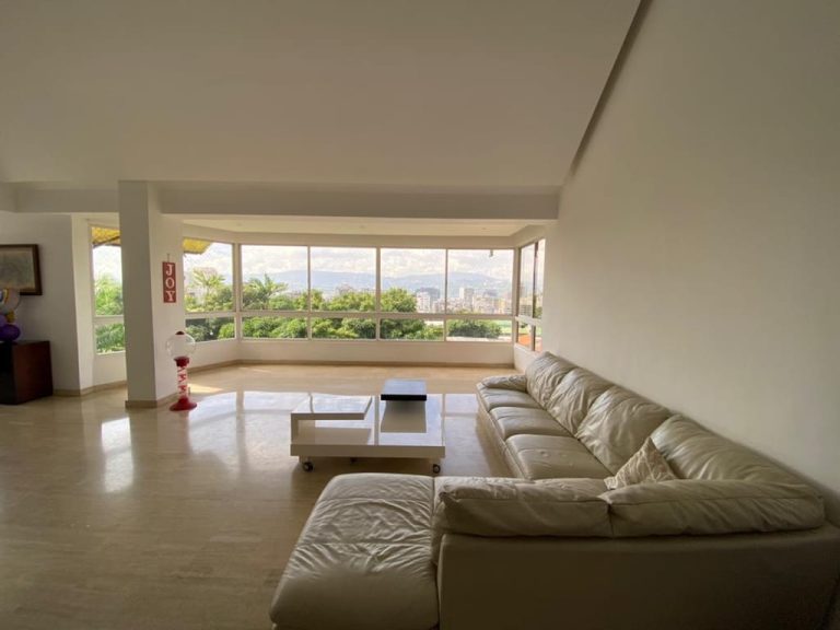 Apartamento con 5 habitaciones y 7 baños en Los Palos Grandes, Caracas