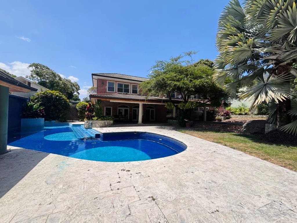 Casa en alquiler de 6 hab. y 1.000 m² en Country Club, Caracas