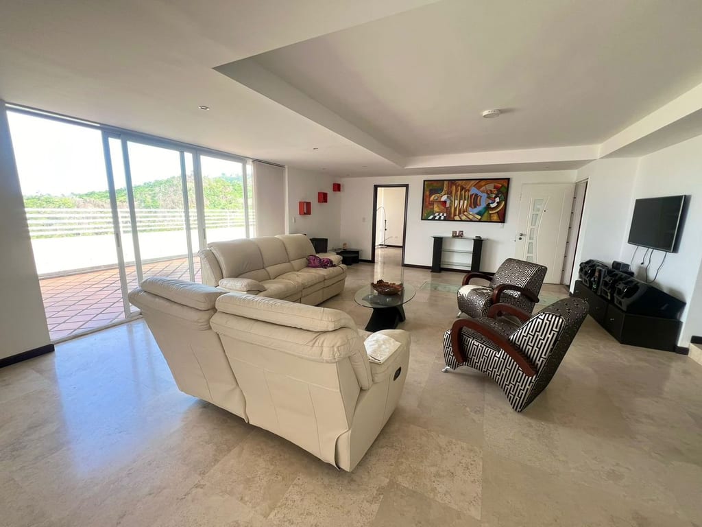 Apartamento en venta de 2 hab. y 180 m² en Los Naranjos (del Cafetal), Caracas