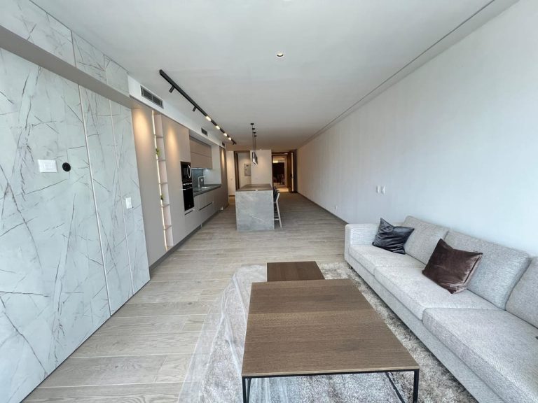 Apartamento con 1 habitación y 2 baños en Las Mercedes, Caracas