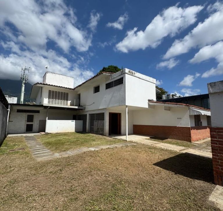 Casa con 20 habitaciones y 6 baños en Chuao, Caracas