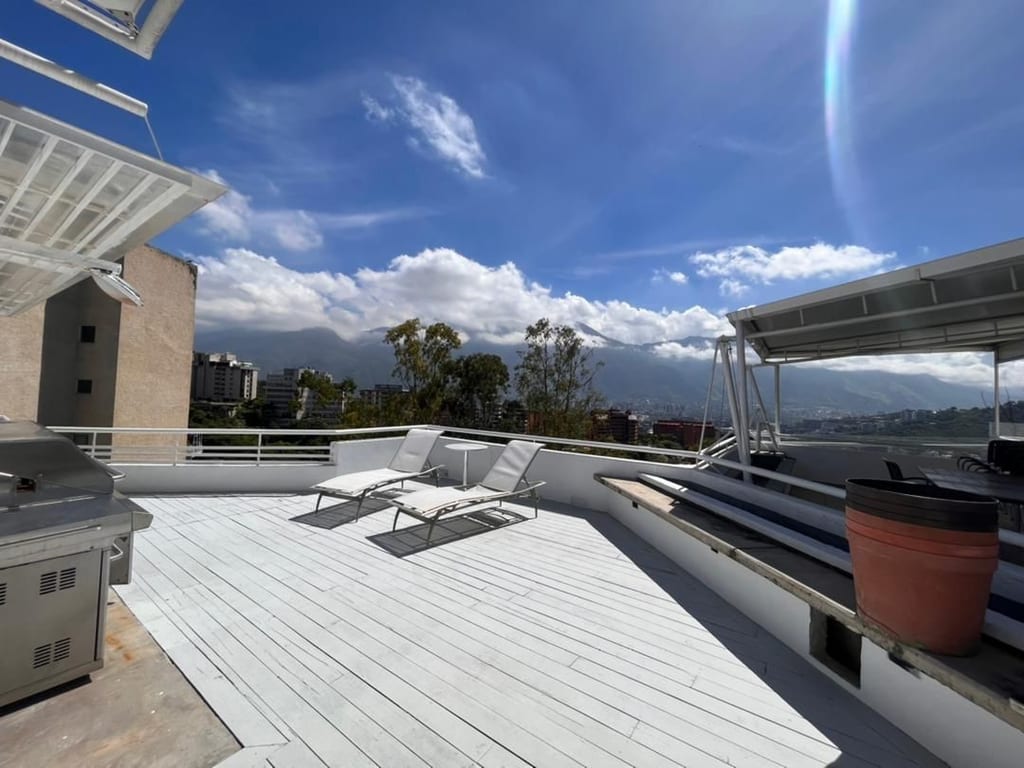 Apartamento en venta de 3 hab. y 393 m² en Valle Arriba, Caracas