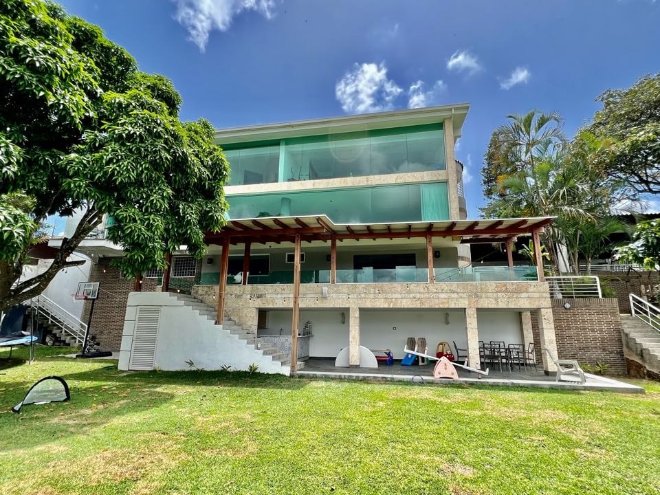 Casa en venta de 6 hab. y 1.000 m² en Cumbres de Curumo, Caracas