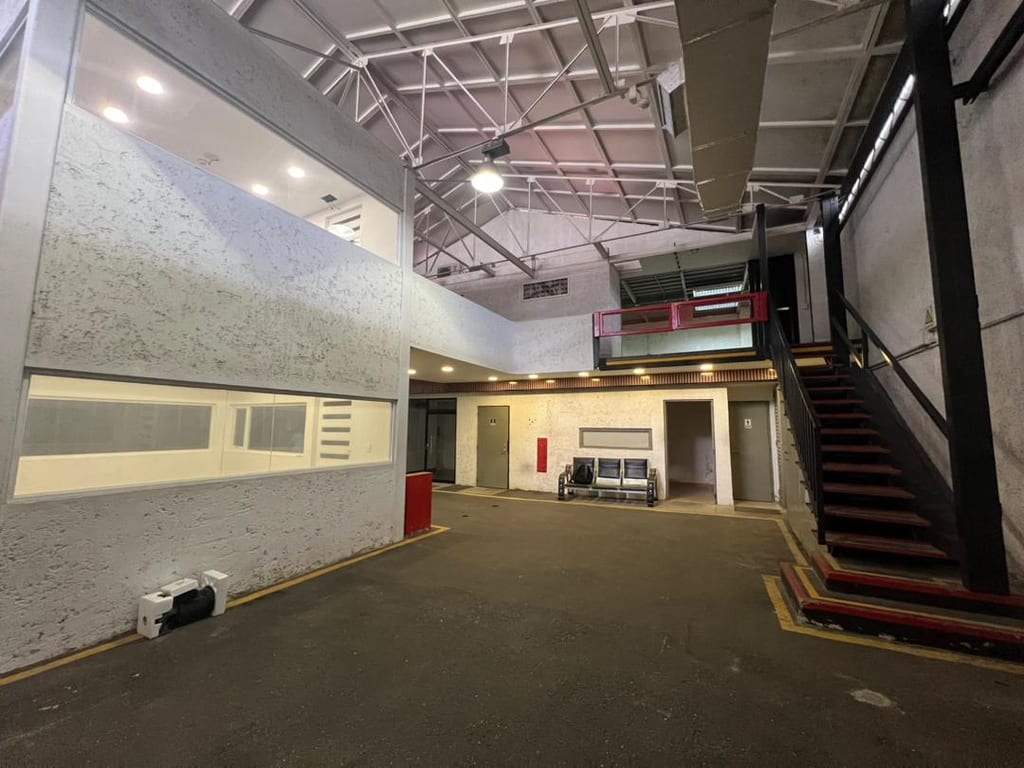 Local comercial en alquiler de 1.300 m² en Chacao, Caracas