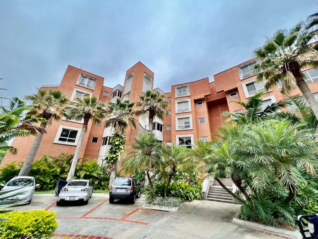 Apartamento en alquiler de 4 hab. y 260 m² en Colinas de Valle Arriba, Caracas · Ref. CV6903