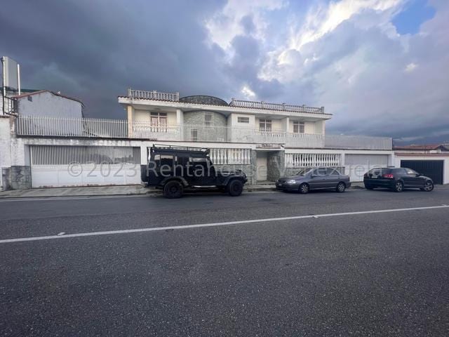 Casa en venta de 8 hab. y 900 m² en Cumbres de Curumo, Caracas