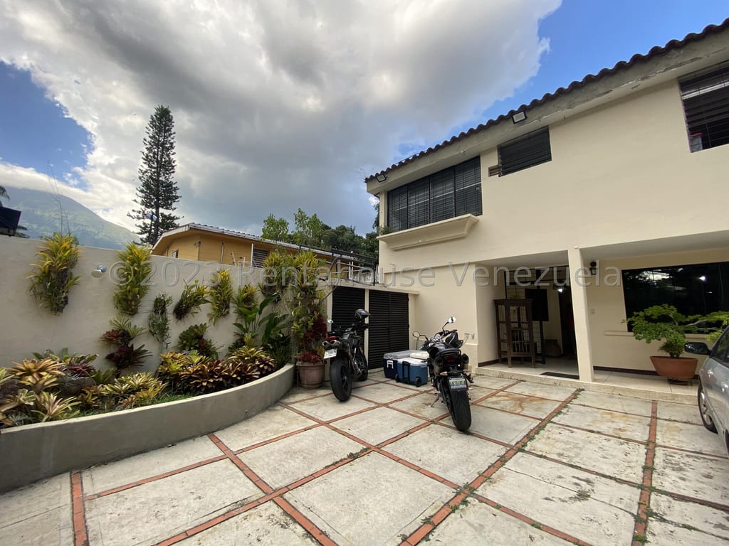 Casa en venta de 9 hab. y 530 m² en Chuao, Caracas