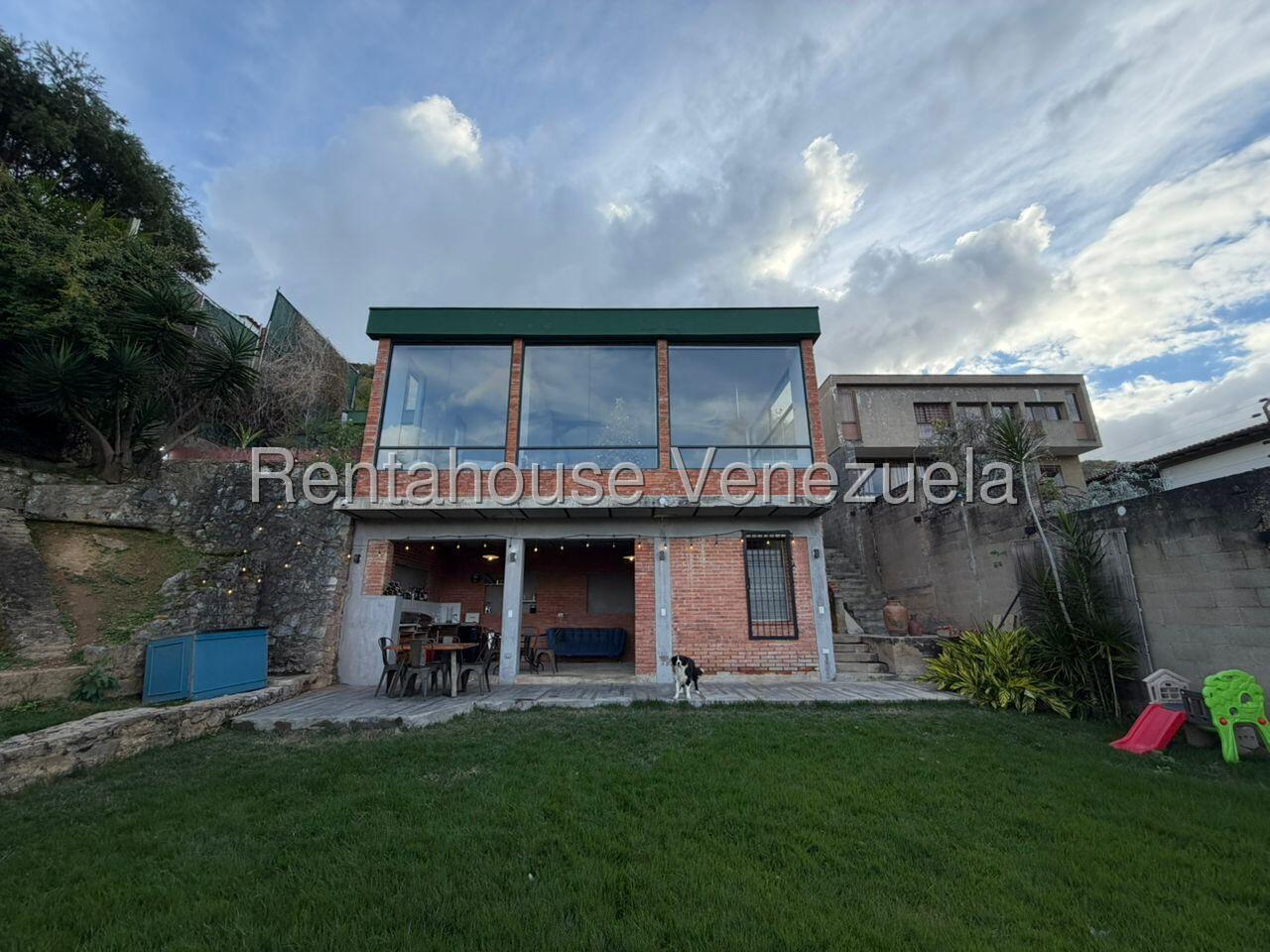 Casa de cuatro niveles con vista al Ávila en Prados del Este