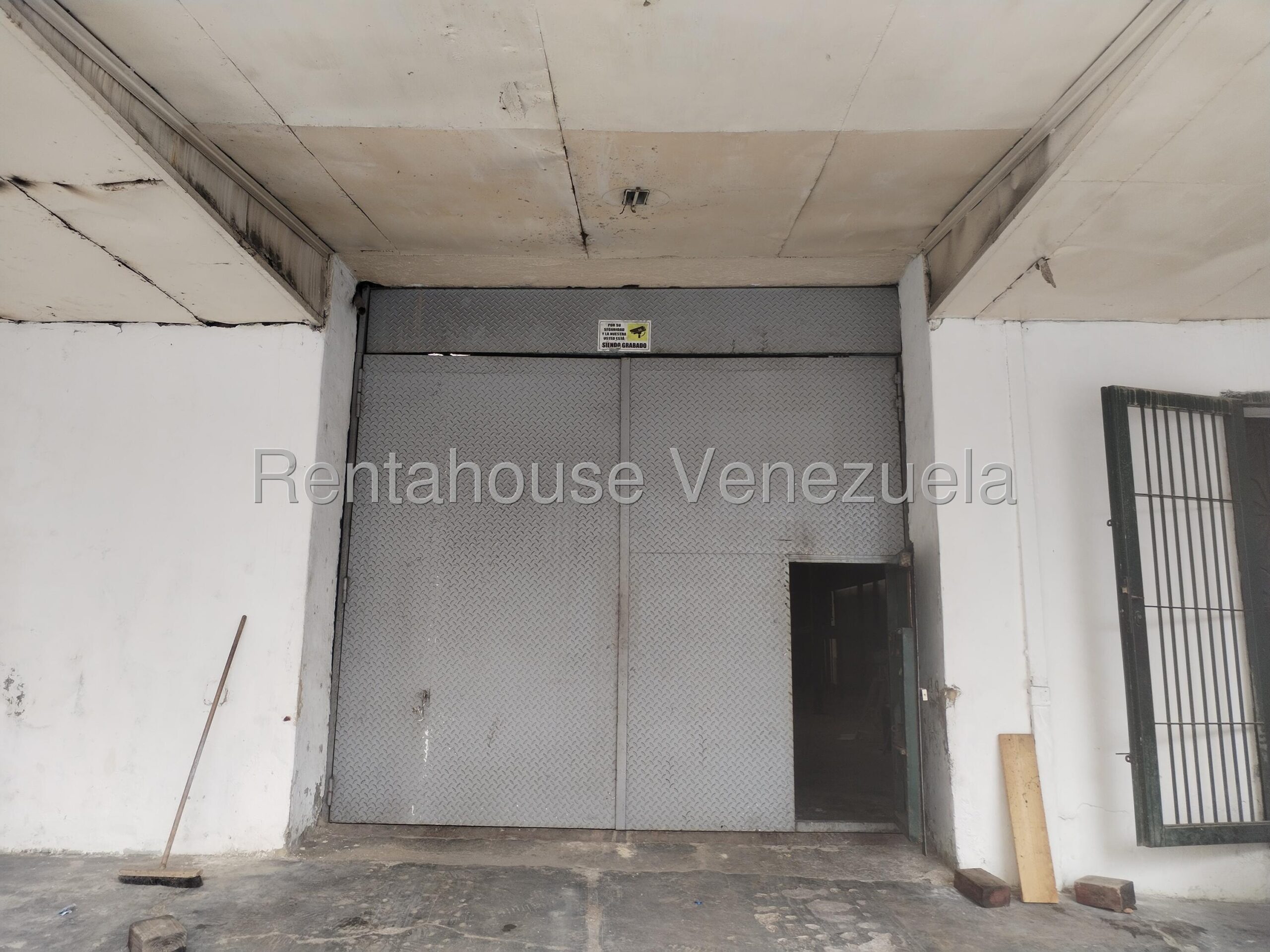 Comercial galpón con techos altos en Puente Hierro