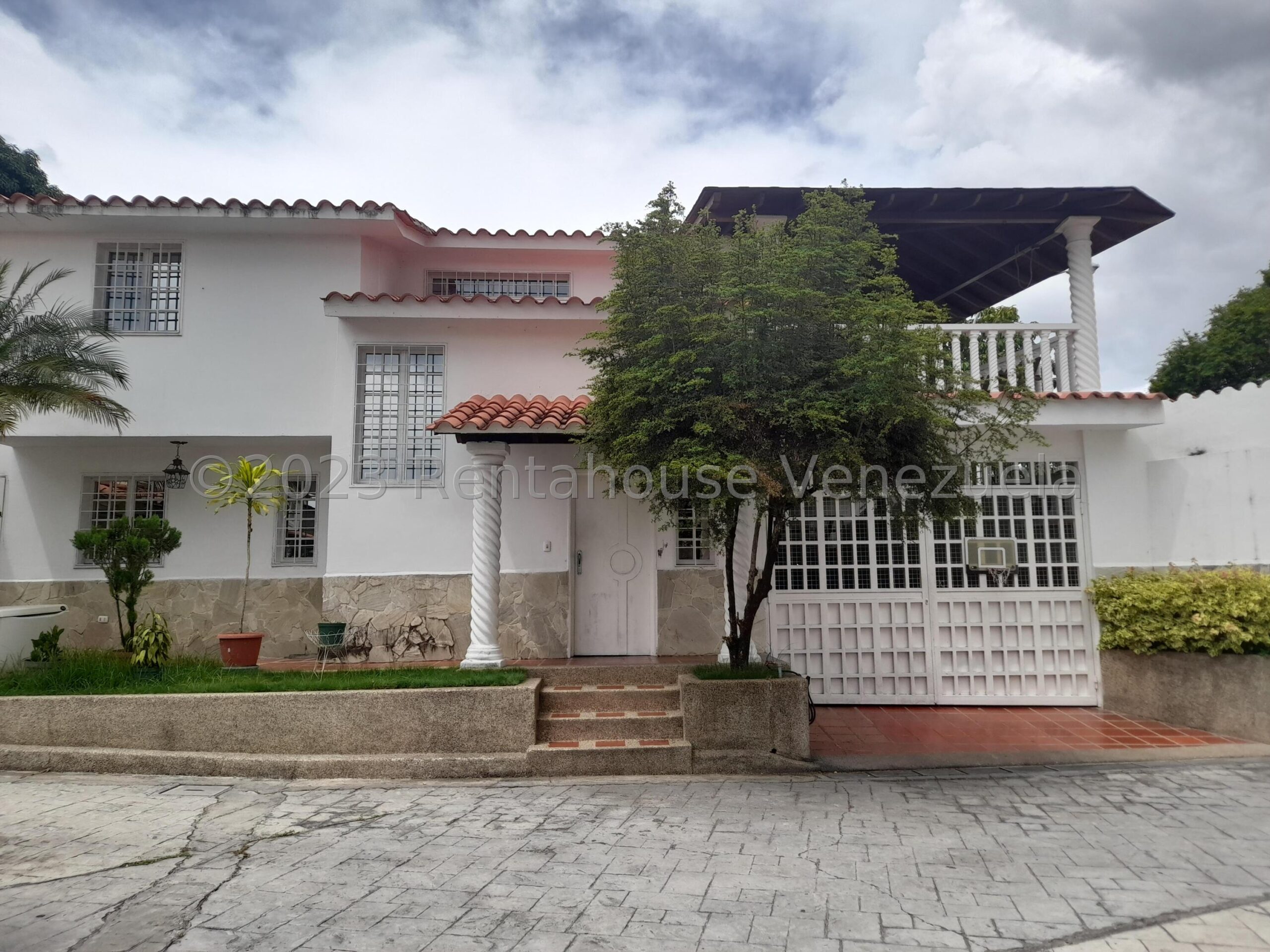 Casa dos niveles con vista panorámica en Paso Real