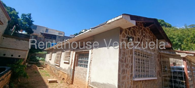 Casa de 3 habitaciones con potencial en Las Acacias