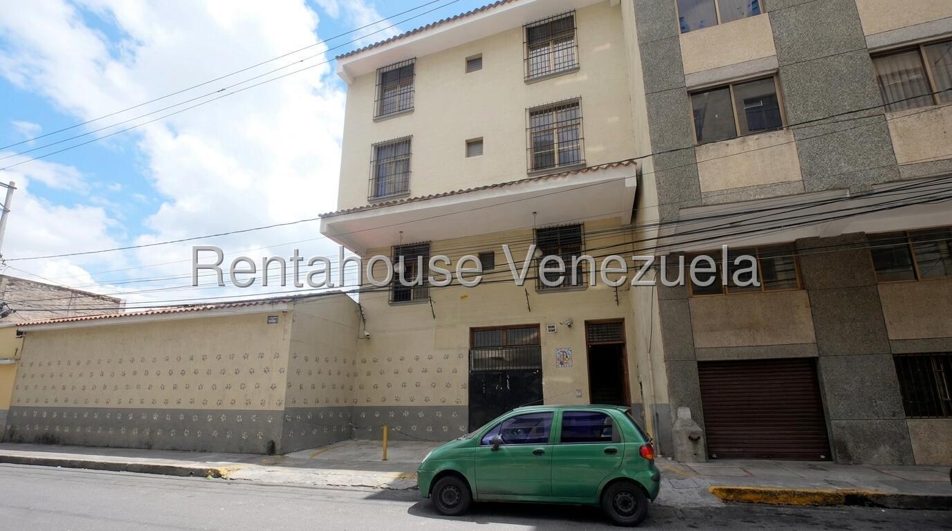 Comercial 4 plantas con estacionamientos en Baruta