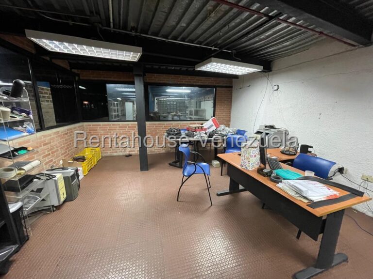 Comercial amplio con galpón en Boleita Sur