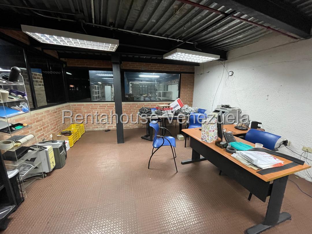 Comercial amplio con galpón en Boleita Sur