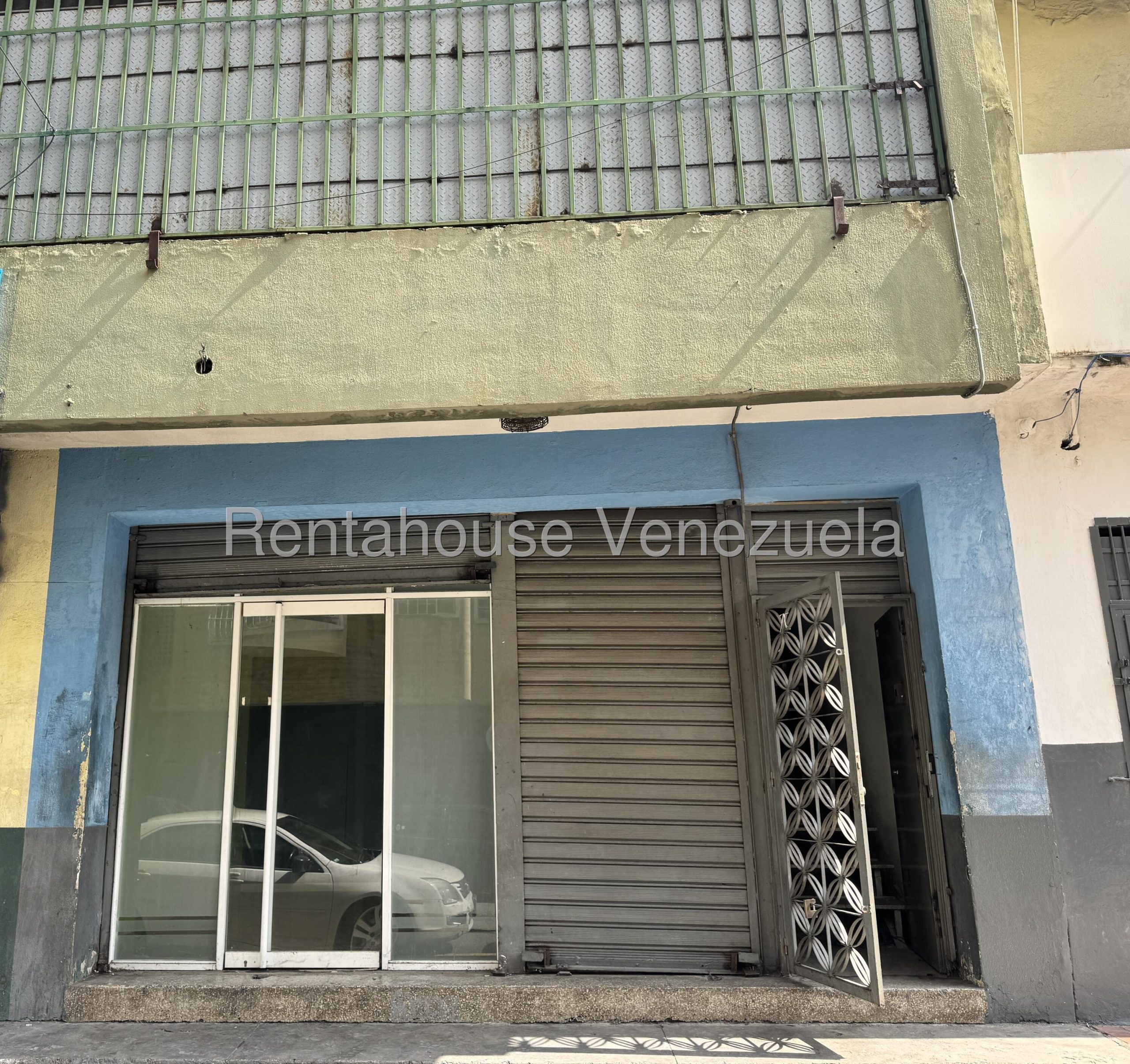 Comercial a pie de calle con mezzanina en La Candelaria