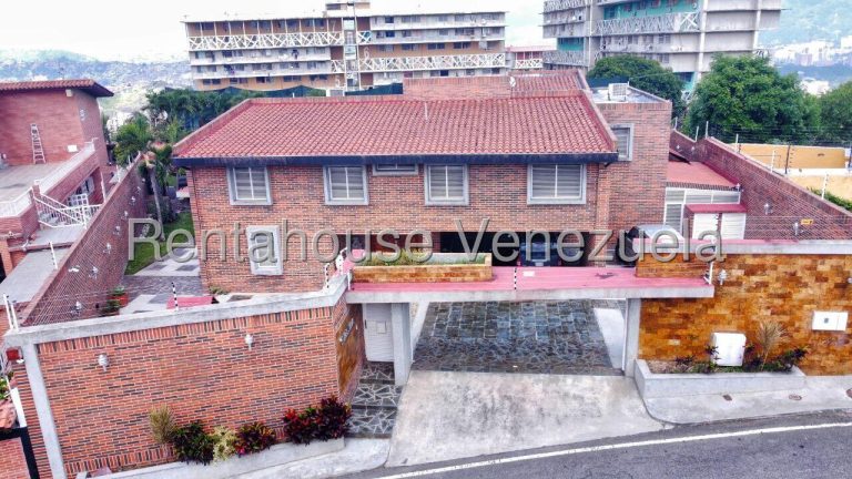 Casa multinivelón con seguridad integral en Cumbres de Curumo