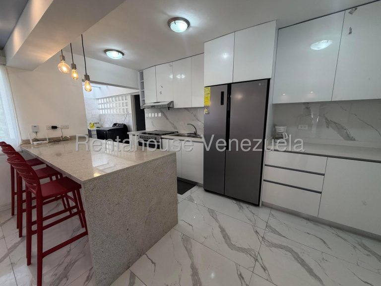Apartamento remodelado y amoblado en Chuao