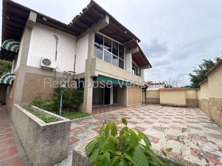Casa en esquina, 4 hab., calle cerrada, La Trinida