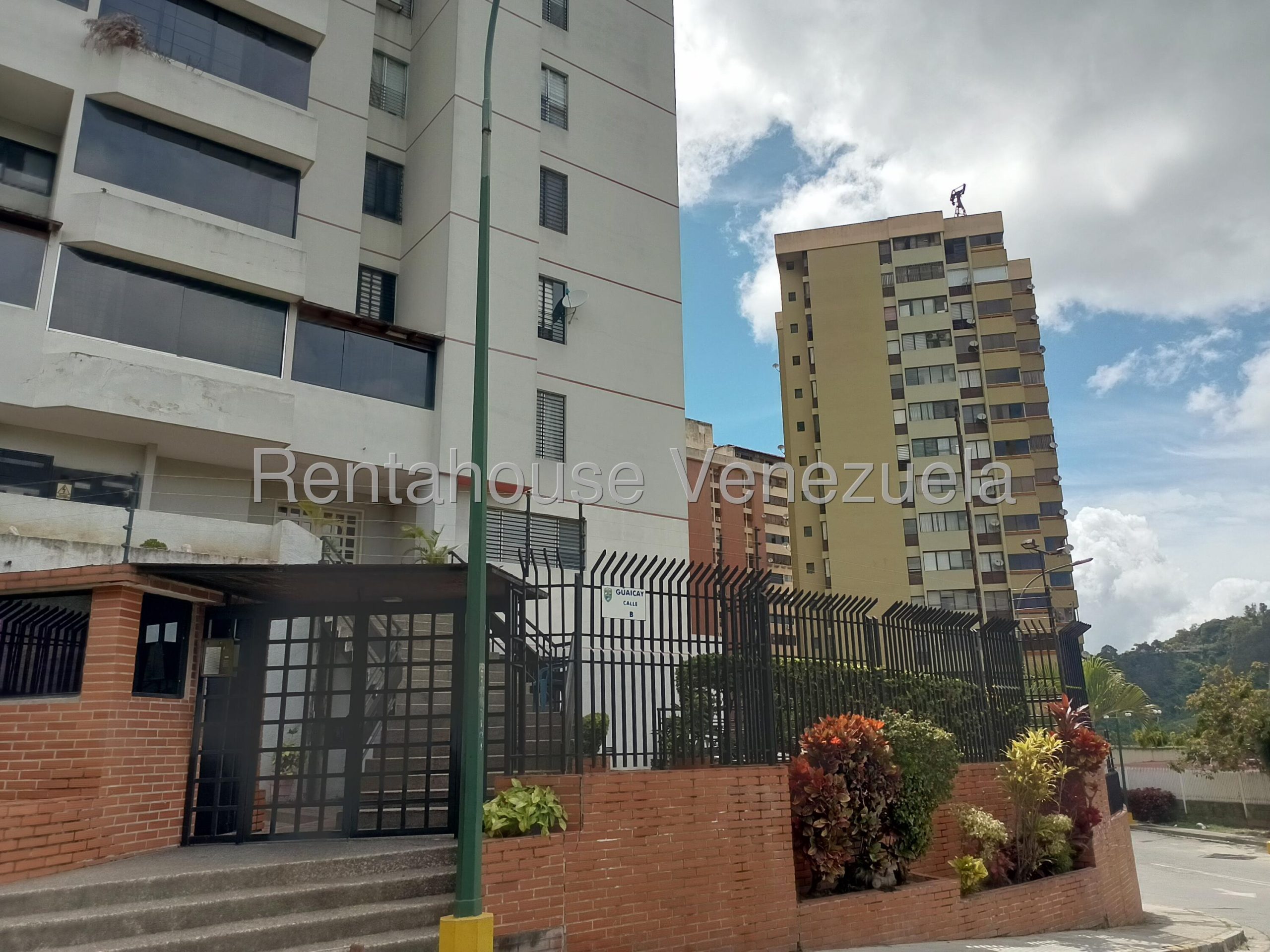 Apartamento duplex remodelado con vista panorámica en Guaicay