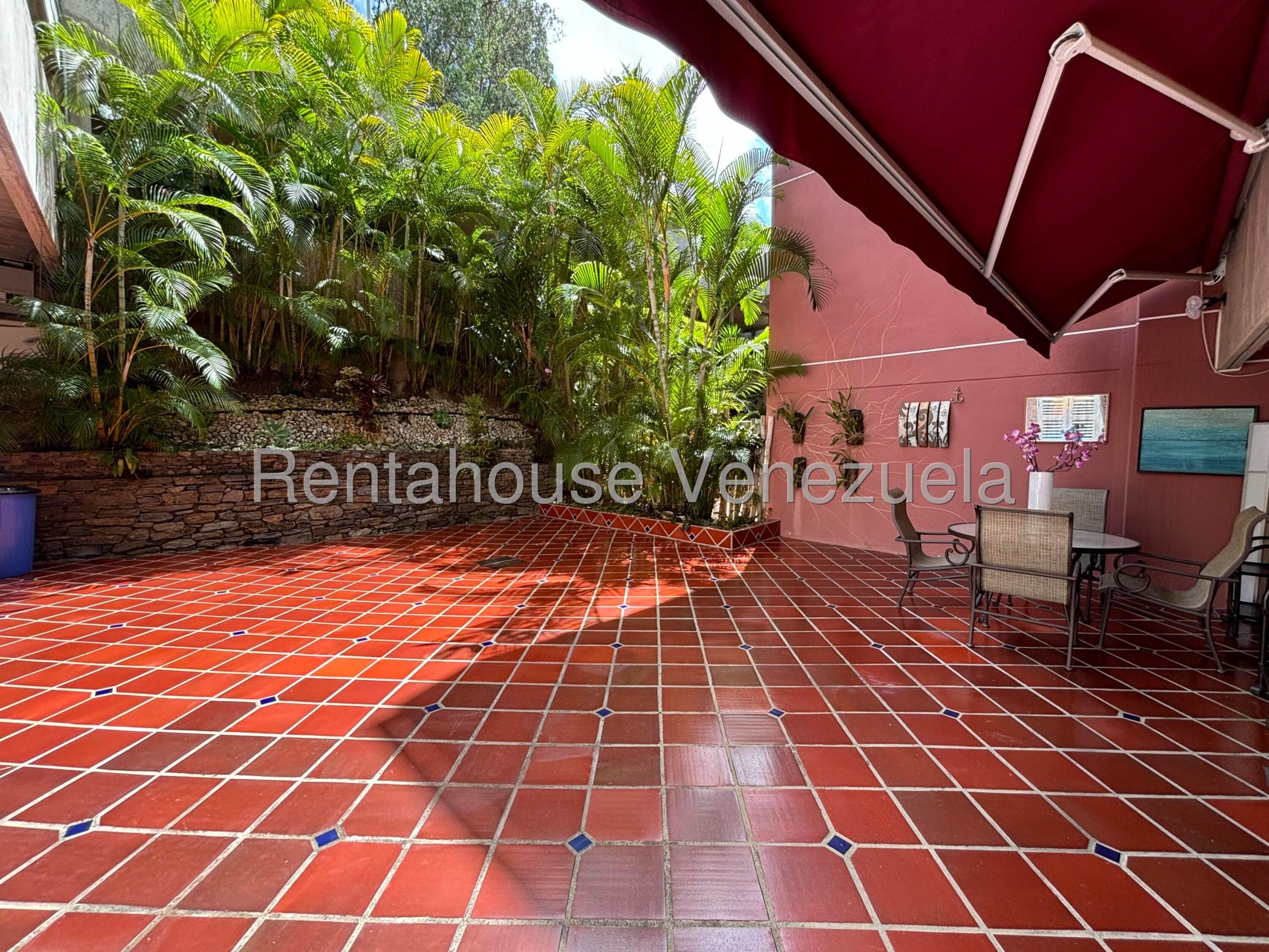 Apartamento duplex con jardín exclusivo en Los Naranjos del Cafetal