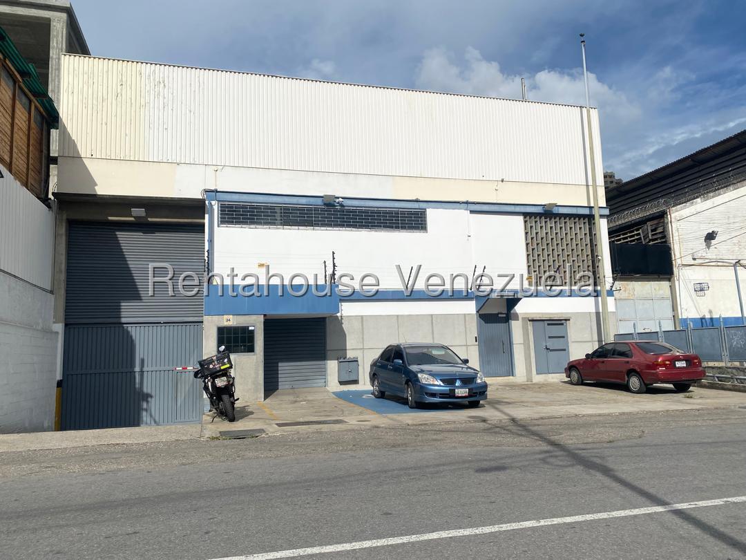 Comercial galpón de 3 plantas óptimo en Boleita Sur