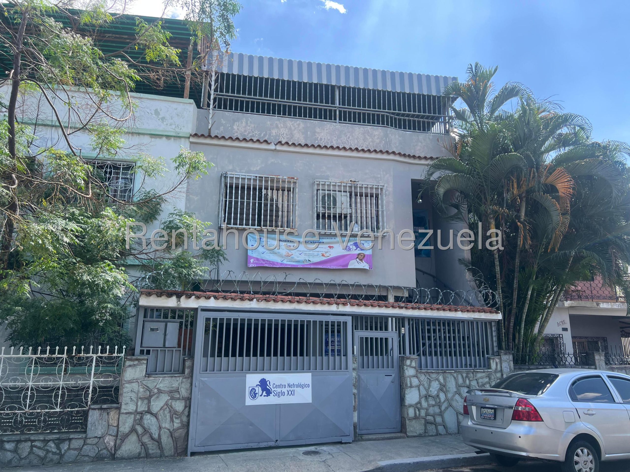Casa de 5 habitaciones con potencial comercial en Los Rosales