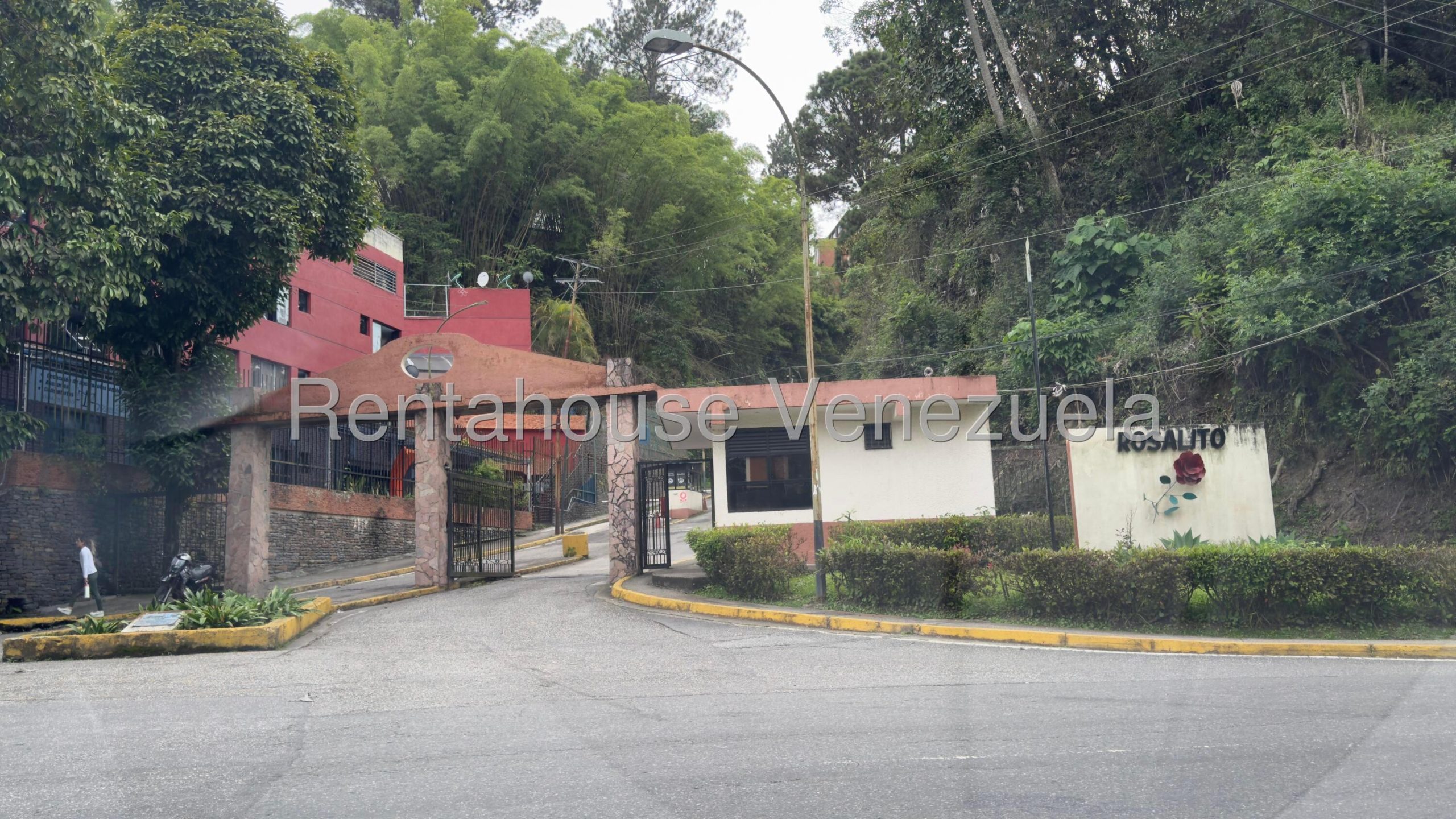Townhouse de 3 hab. con potencial en Rosalito