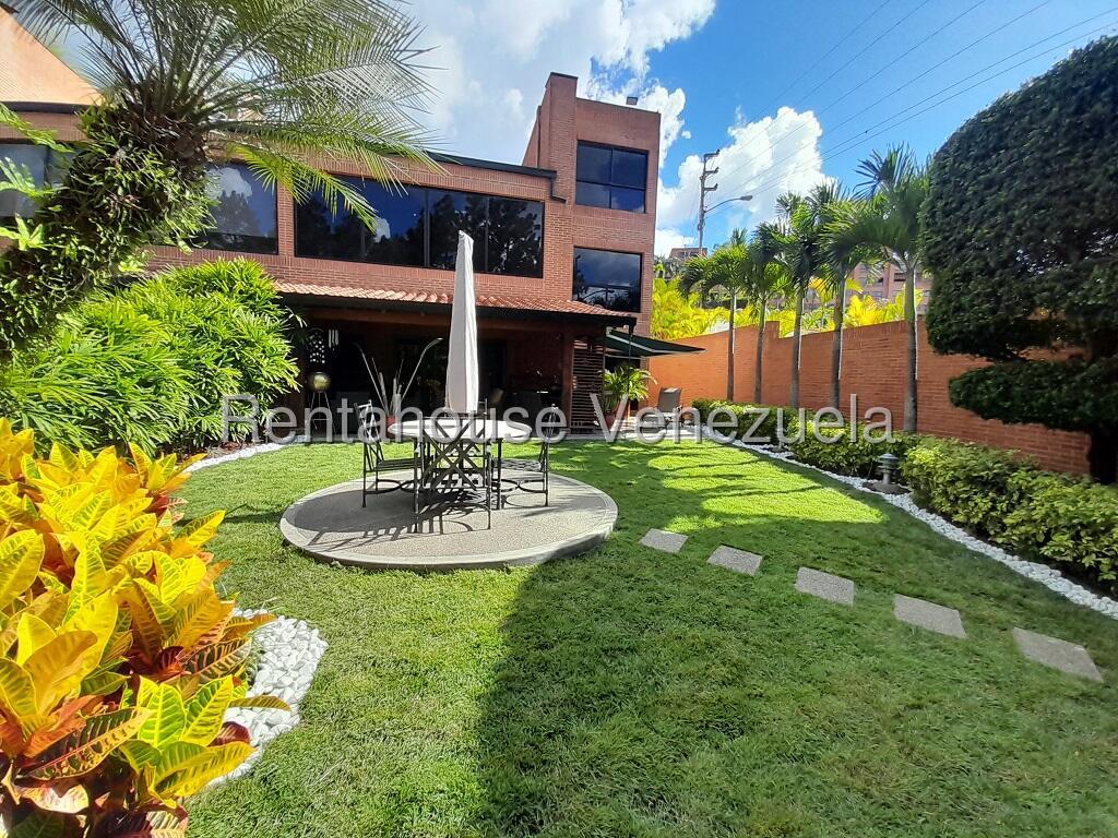 Townhouse de tres niveles con cocina integrada en La Tahona