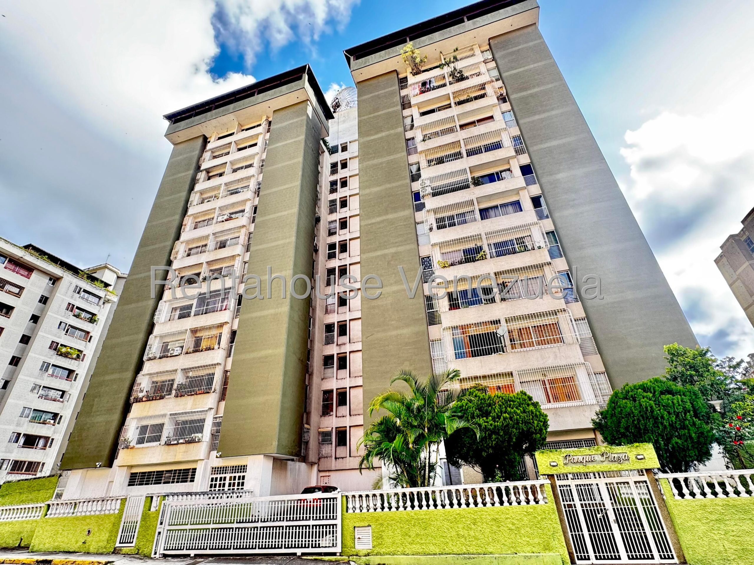 Apartamento amoblado con luz natural en Lomas del Avila