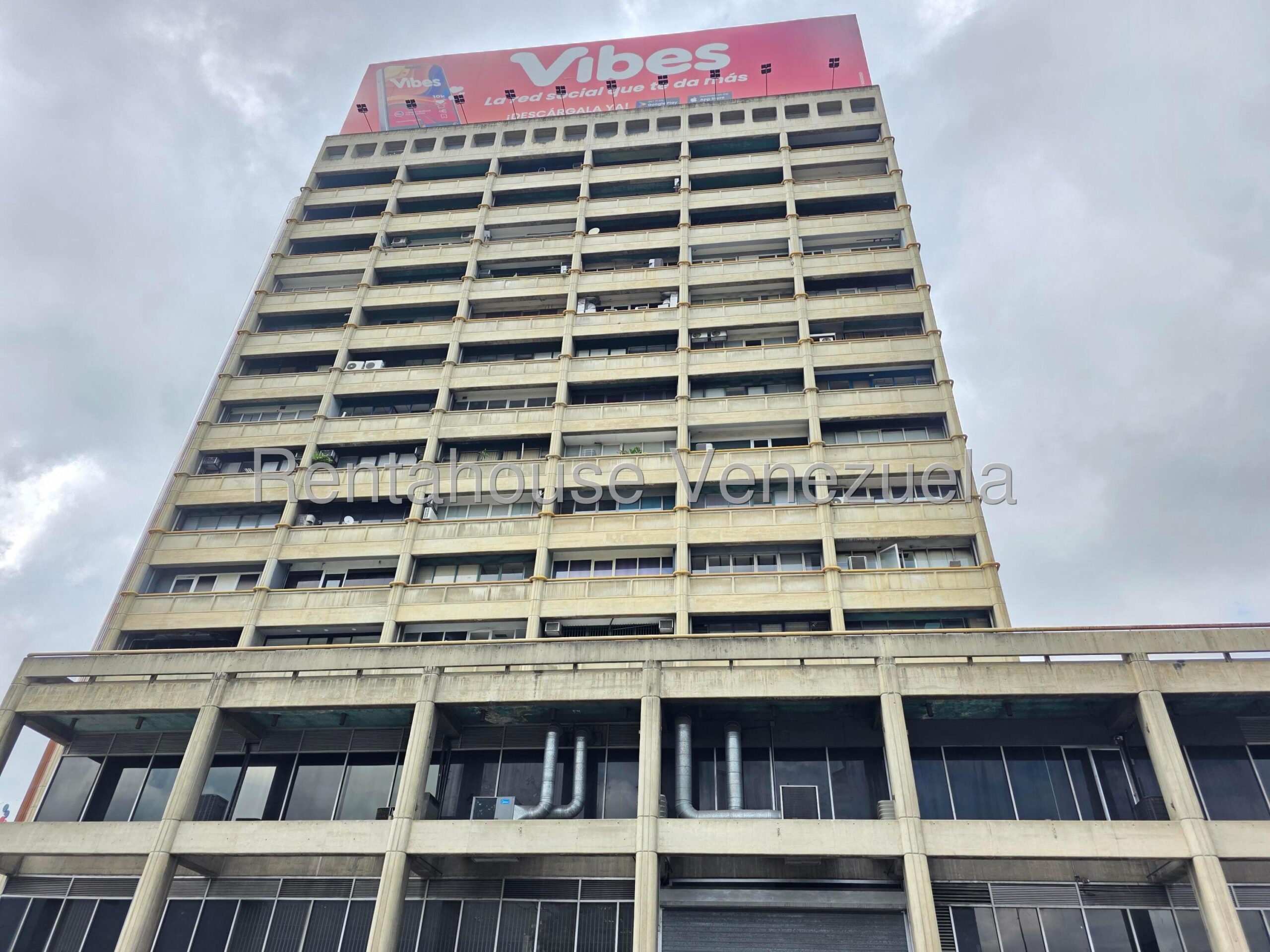 Comercial para remodelar, piso alto en Bello Monte
