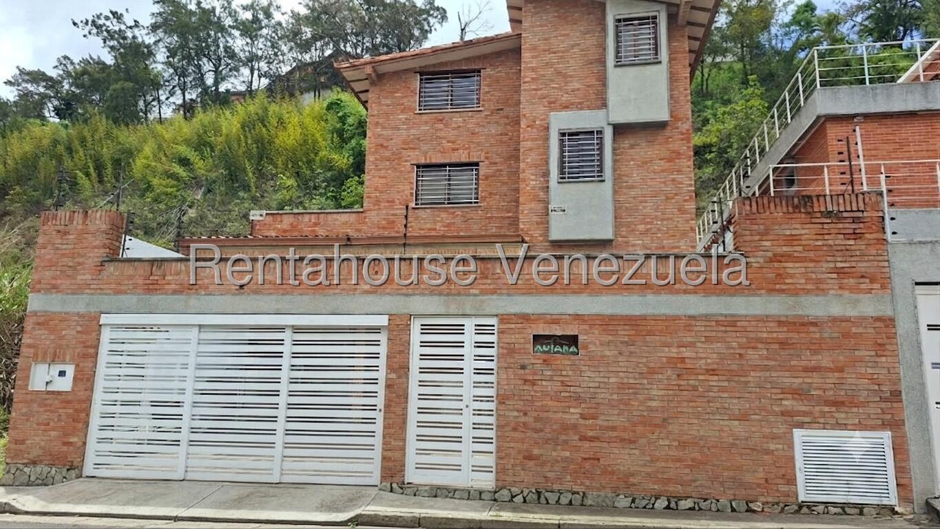 Casa tres niveles con terraza y parrilera en El Ha