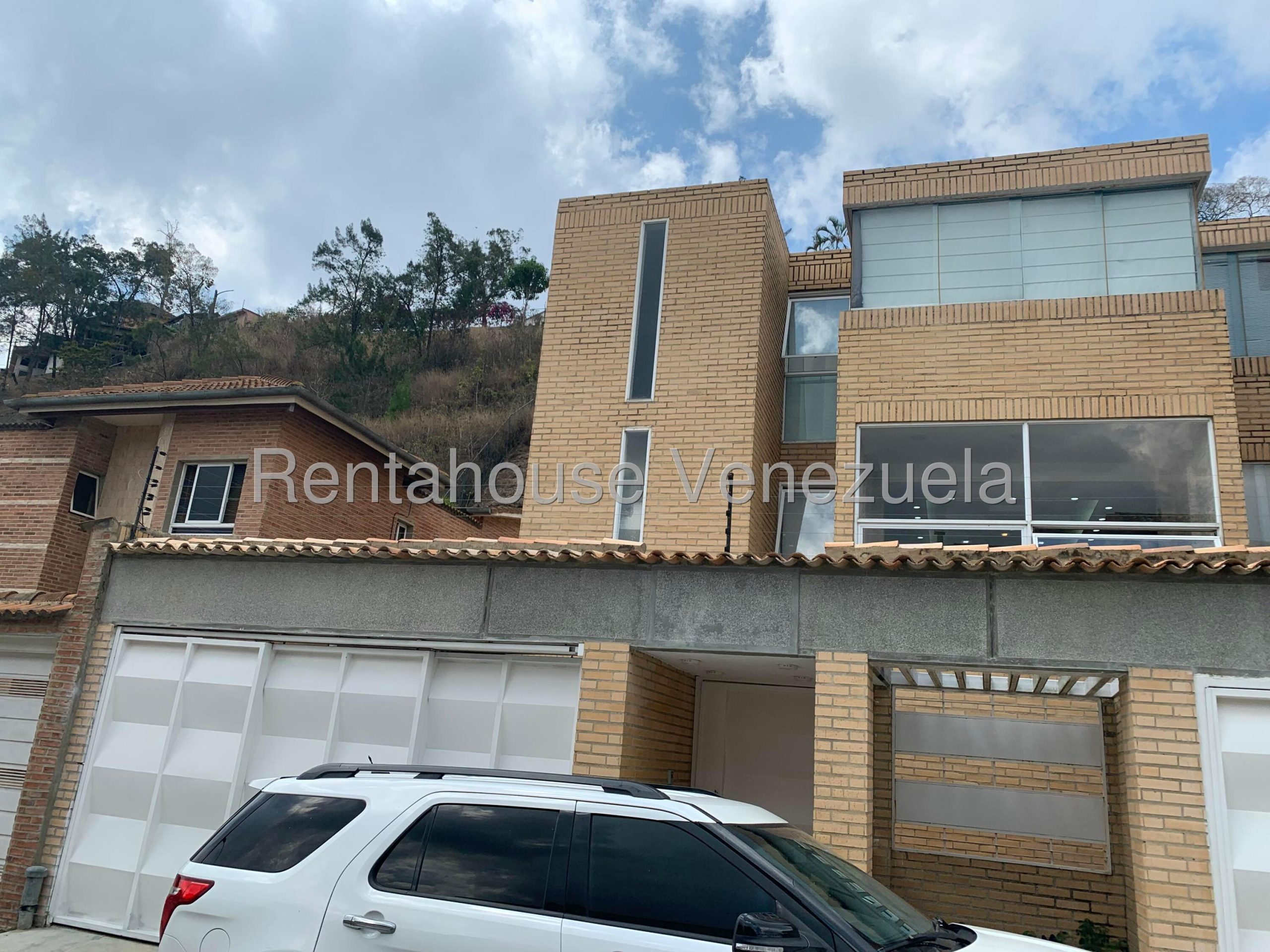 Casa moderna de tres niveles con terraza en Alto H