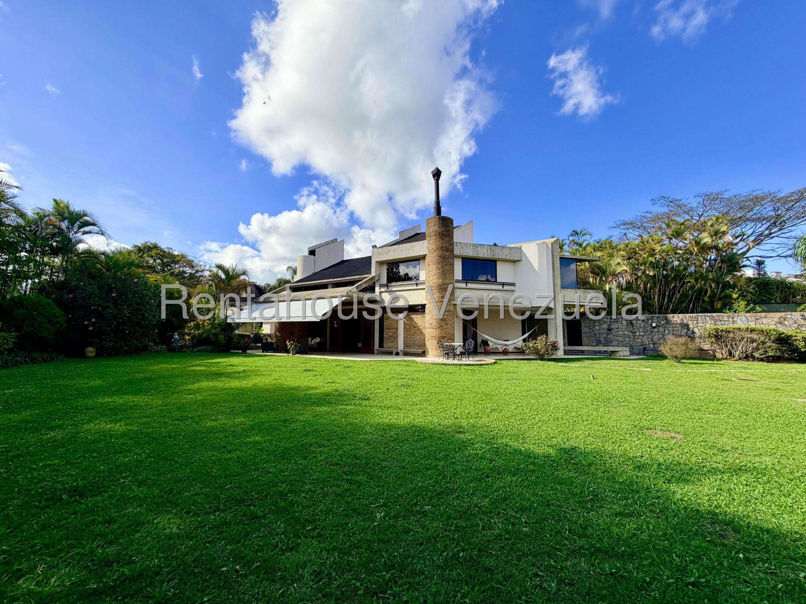 Casa duplex con techos altos en La Lagunita Country Club