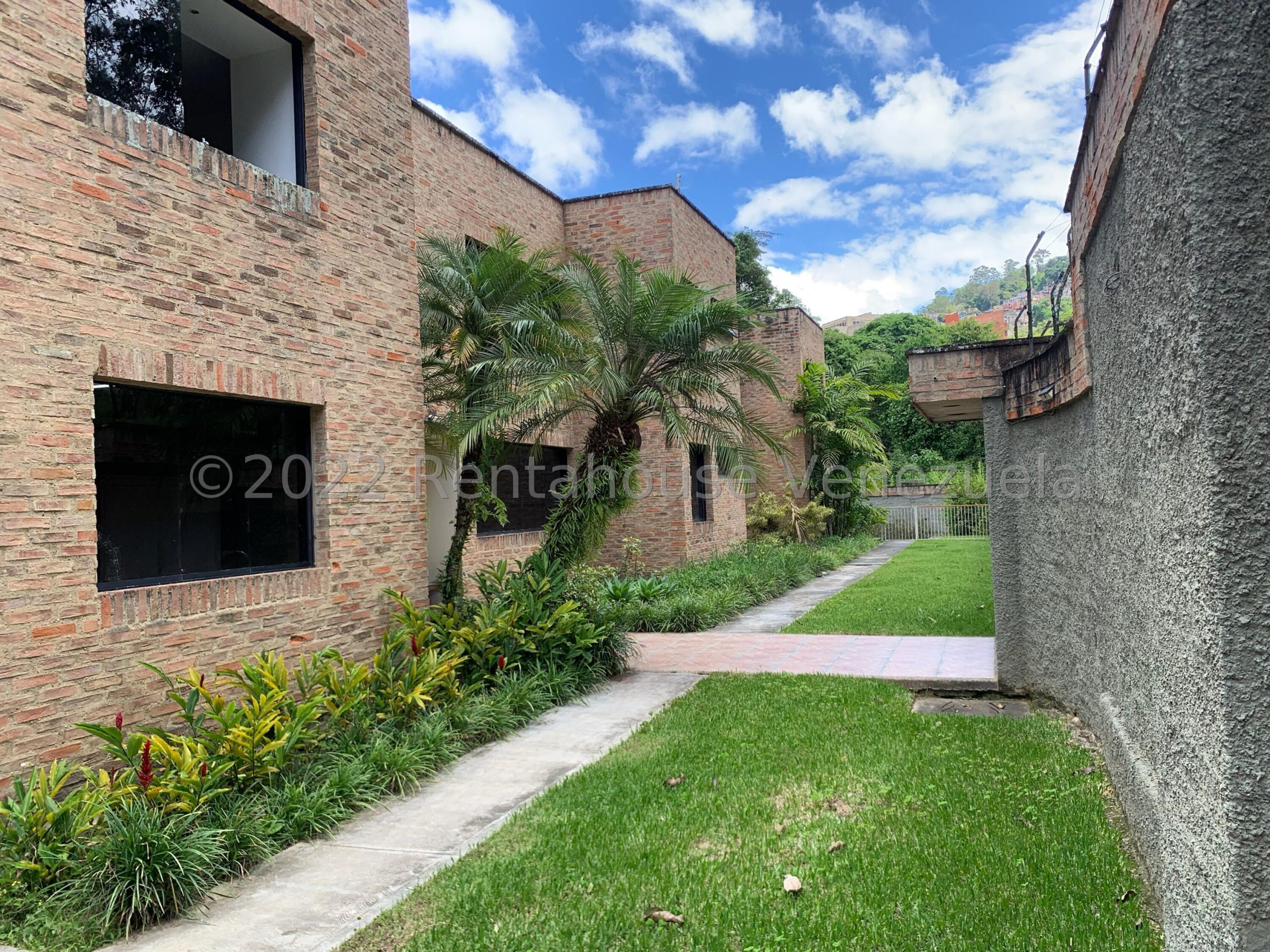 Casa duplex con potencial comercial en La Lagunita Country Club