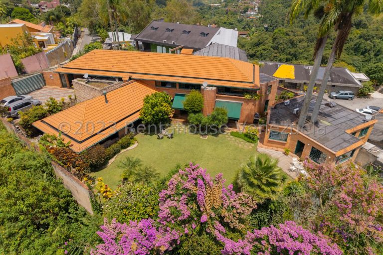 Casa clásica y contemporánea de 7 cuartos en La Lagunita