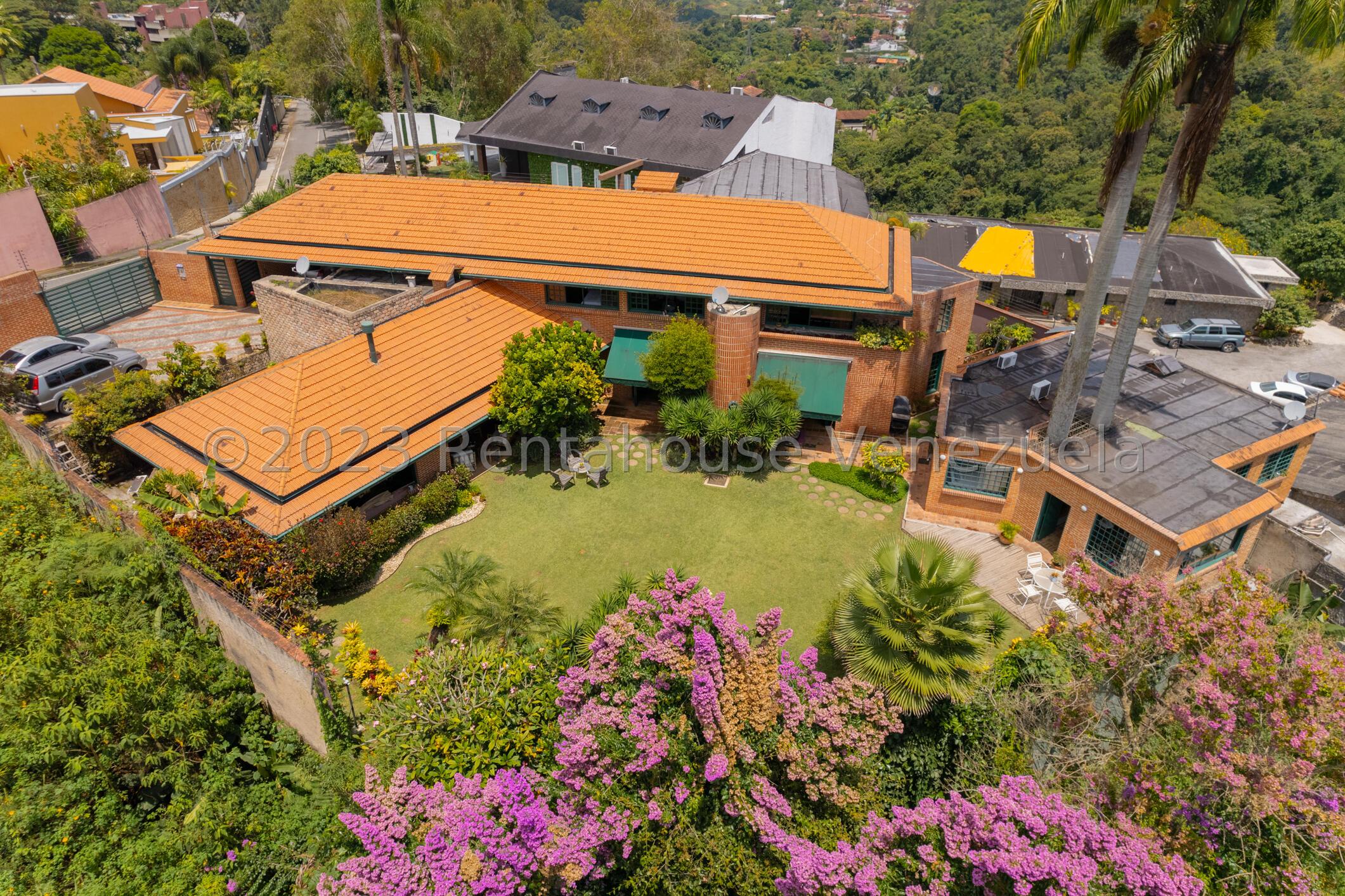 Casa clásica y contemporánea de 7 cuartos en La Lagunita
