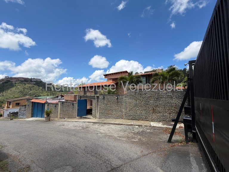 Casa múltiples niveles con jardín en La Lagunita Country Club