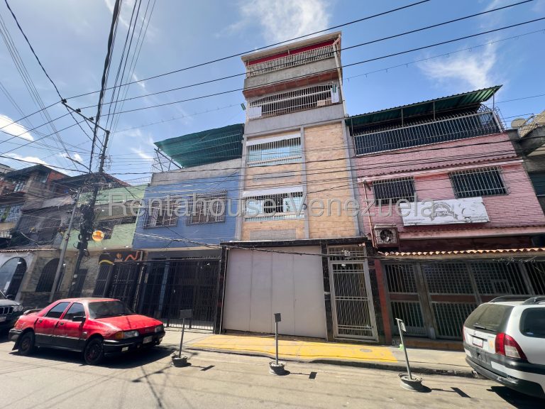 Casa comercial con ascensor en Catia, múltiples niveles