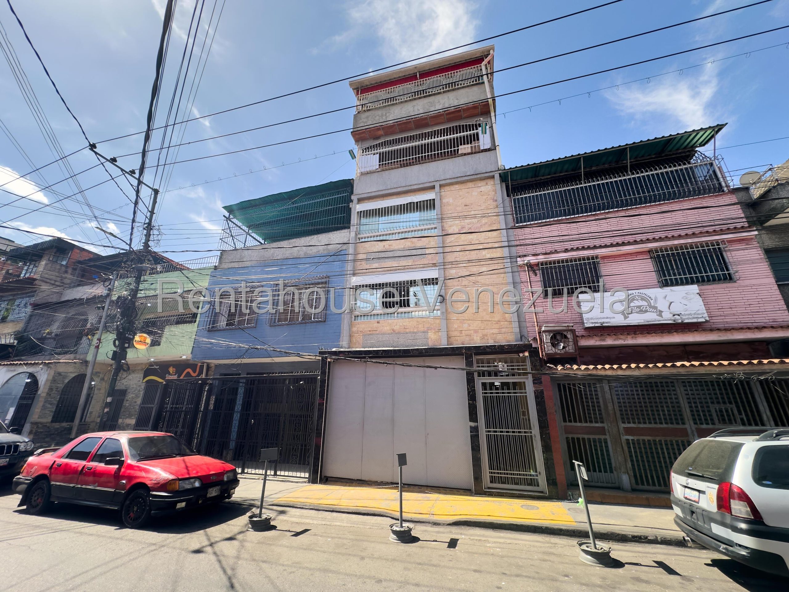 Casa comercial con ascensor en Catia, múltiples niveles
